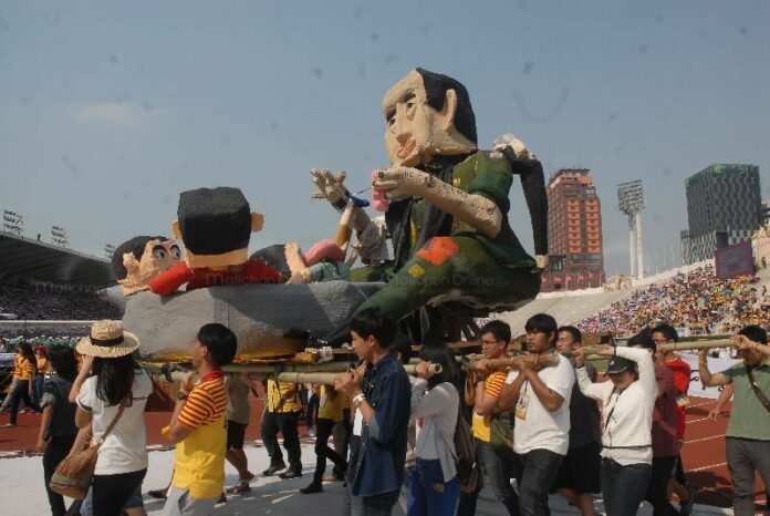 A float originally disguised as an ISIS militant was later revealed to be junta chairman Gen. Prayuth Chan-ocham, Thammasat-Chulalongkorn football match 7 Feb 2015. <br />