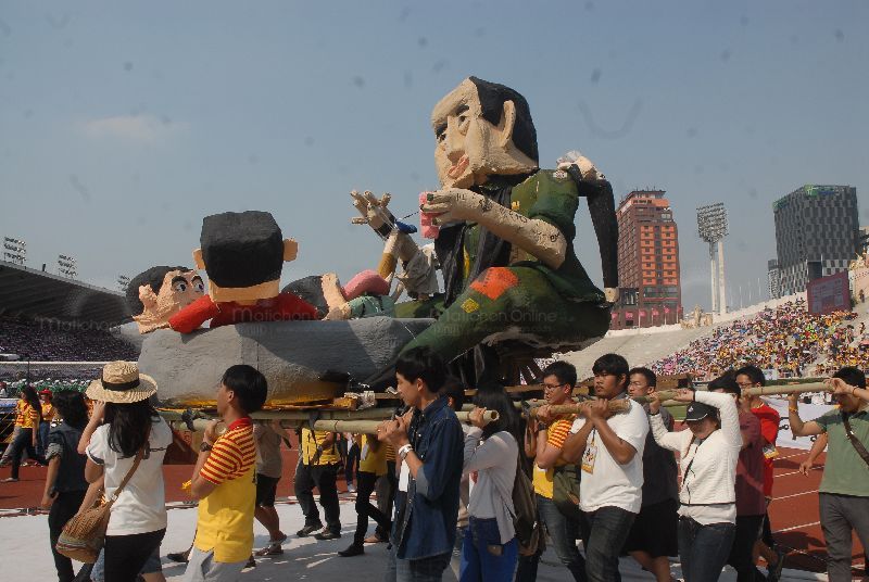 A float originally disguised as an ISIS militant was later revealed to be junta chairman Gen. Prayuth Chan-ocham, Thammasat-Chulalongkorn football match 7 Feb 2015. <br />