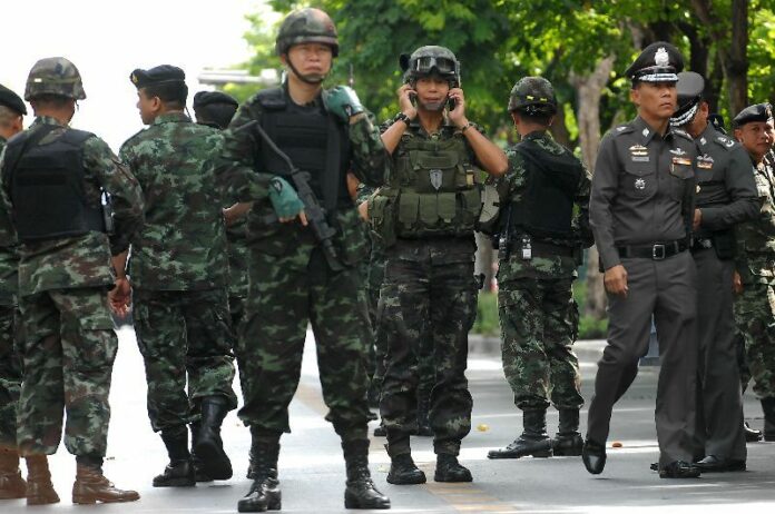 Soldiers guard the Army Club in Bangkok where hundreds of activists and politicians have been summoned to report. 23 May 2014.<br />