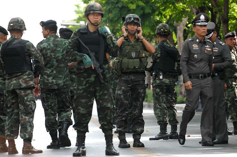 Soldiers guard the Army Club in Bangkok where hundreds of activists and politicians have been summoned to report. 23 May 2014.<br />