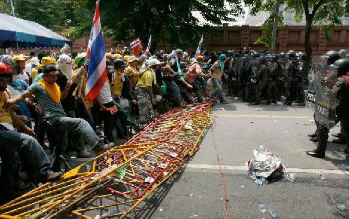Yellowshirt protesters clash with police in Bangkok on 7 Oct 2008.<br />
