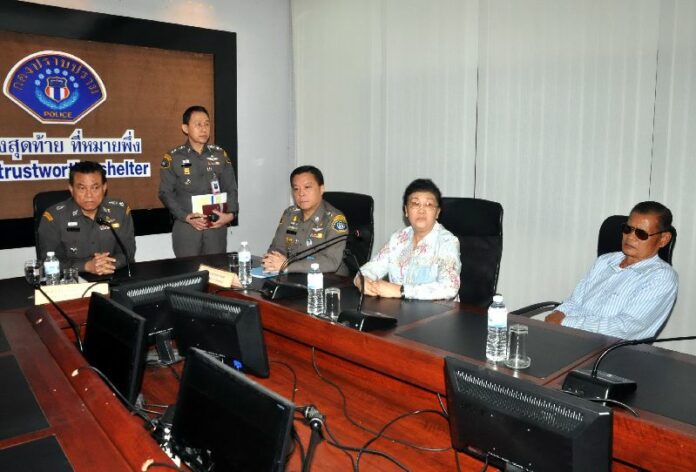 Apiruj and Wantanee Suwadee report to the Crime Suppression Division headquarters in Bangkok for charges of lese majeste, 9 Feb 2015.<br />