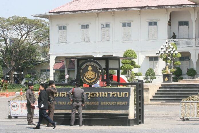 Military officers arrive at the Ordnance Corps in Bangkok's Bang Sue district after an RGP exploded and injured five soldiers, 9 Feb 2015.