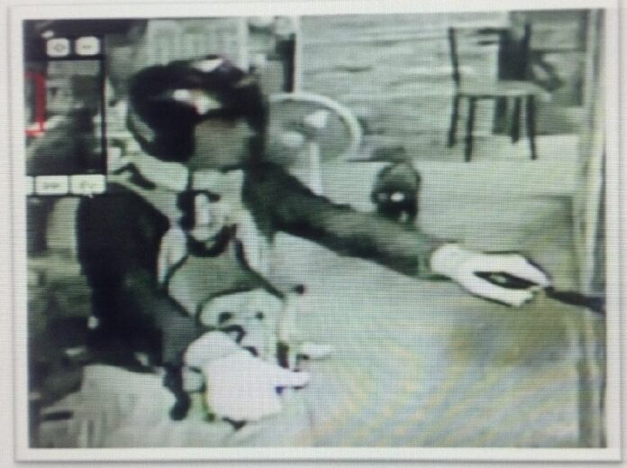 A screenshot of CCTV footage of a man who stole more than 200,000 baht from a currency exchange office in the beach town of Pattaya on 8 Feb 2015.<br />