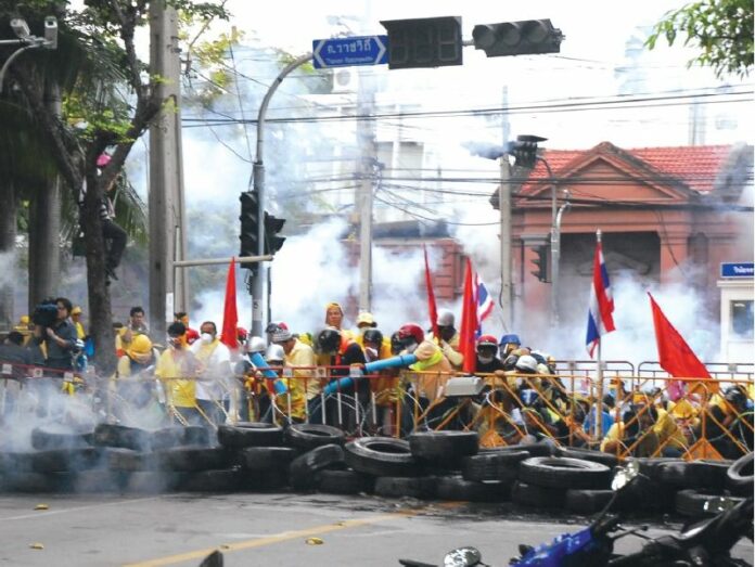 Yellowshirt protesters clash with police in Bangkok on 7 Oct 2008.<br />
