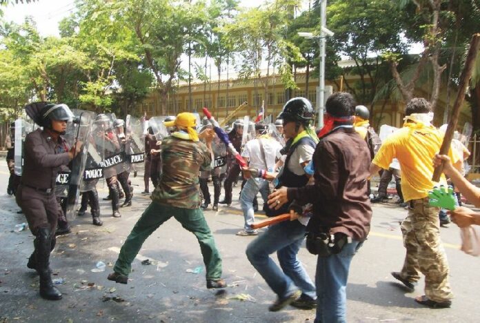 Yellowshirt protesters clash with police in Bangkok on 7 Oct 2008.<br />