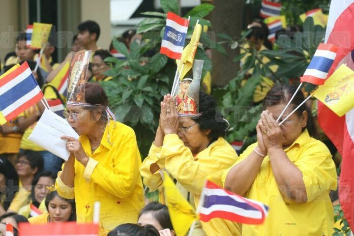 Crowds celebrate HM the King's birthday in Bangkok on Dec 5, 2014.