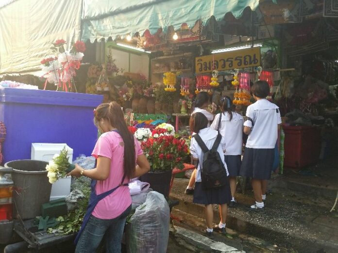 School students visit a flower shop selling roses for Valentine's Day in Chonburi province, 12 February 2015. <br />