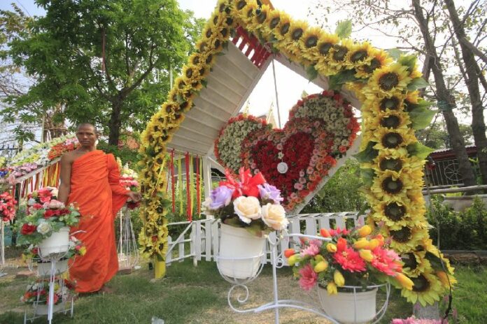 Monks at Wat Kasankh Temple in Ayutthaya province built decoration for couples who will visit the temple on Valentine's Day, 12 Feb 2015.<br />