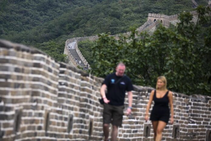 A picture made available 18 September 2014 shows tourists visiting The Great Wall at Mutianyu, one of China's UNESCO Heritage sites on the outskirts of Beijing, China, 16 September 2014. Chinese state media highlighted the bad behaviour of foreign tourists as hundreds of millions of locals began travelling home or on holiday for the Chinese New Year holiday. EPA/DIEGO AZUBEL <br />
