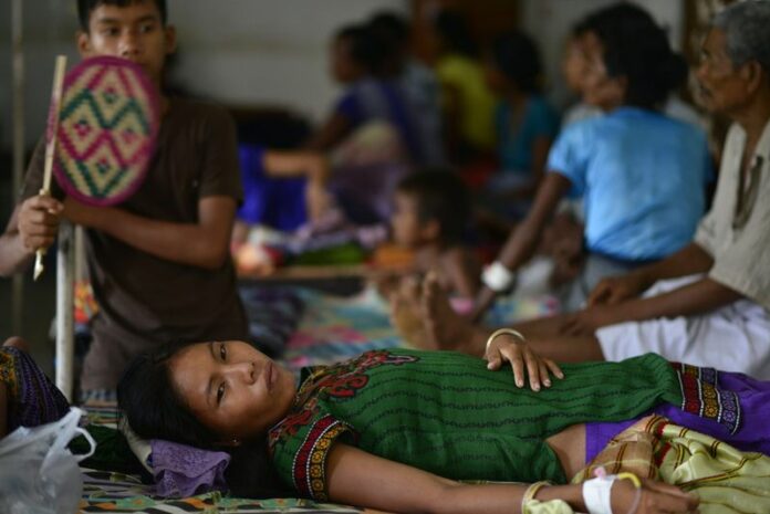 A Riang tribal woman undergoes treatment after she was diagnosed with malaria in Kanchanpur hospital of North Tripura district in Tripura state, India, on June 16, 2014. A drug-resistant strain of malaria has spread through South-East Asia and is on the cusp of reaching India, scientists said in a study published Friday. EPA/STR<br />