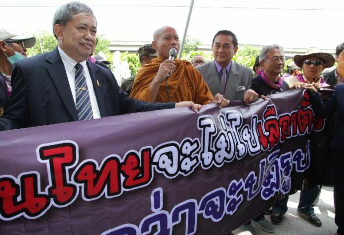 PCAD leader and Buddhist monk Buddha Issara with a banner that reads "Thai people will not go to election until there is reform" during a protest in Bangkok, 22 April 2014.<br />
