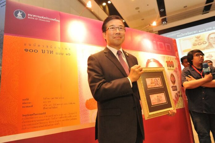Paiboon Kittisrikangwan, deputy governor of the BOT, presenting the new 100 baht banknotes, 24 Feb 2015.