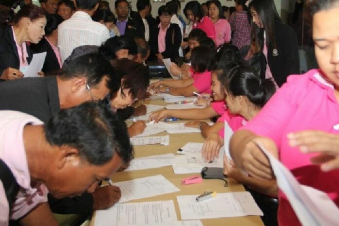 Debtors submitting application to seek help from the government's center that tackles aggressive loan sharks in Sukhotai province, February 2014 <br />