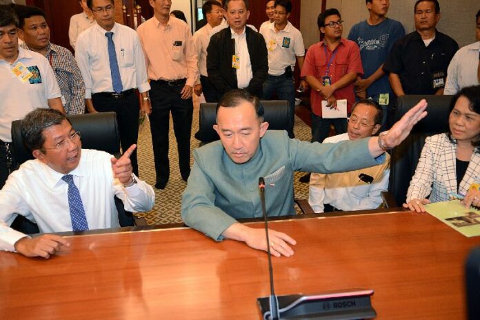 Panadda dismissing allegations of corruption in the purchase of 145,000 baht microphones during a press conference at the Government House, 4 September 2014.