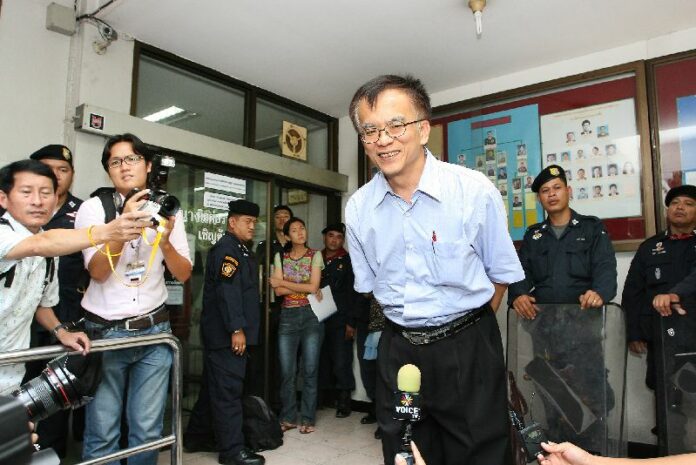 Somsak Jeamteerasakul speaking to reporters after reporting to the police to hear the lese majeste complaint filed against him by the Thai army, 11 May 2011.<br />
