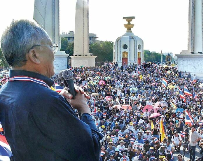 Anti-government protesters rally in Bangkok in November 2013.<br />