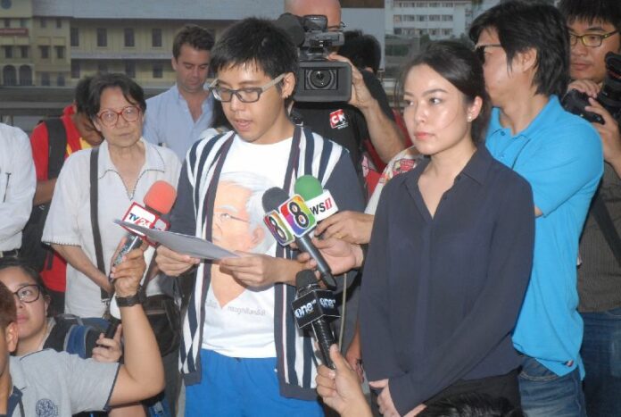 Several dozen students and lecturers staged protests denouncing Thammasat University's recent decision to fire history professor Somsak Jeamteerasakul, 26 Feb 2015.<br />