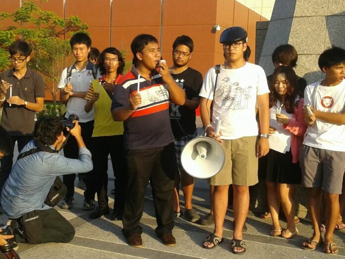 Students and lecturers at Thammasat University's Rangsit campus protest the firing of history professor Somsak Jeamteerasakul, 26 Feb 2015.