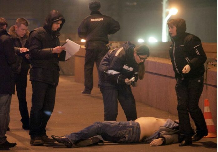 Russian investigators examine the body of Boris Nemtsov in central Moscow, Russia, 28 February 2015. Nemtsov was shot dead late on 27 February EPA/GEORGE MALETS