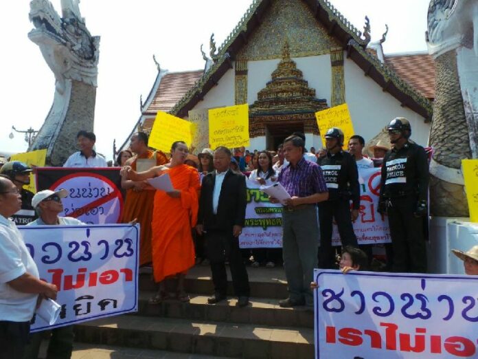 More than 1,000 Buddhists gathered by Phra That Chae Haeng Temple in Nan province to protest a plan to construct a mosque, 1 March 2015.