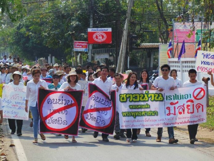 Buddhists march to Nan City hall to protest the construction of a mosque, 1 March 2015.<br />