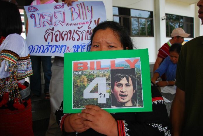 Karen activists staged a rally at Chiang Mai City Hall urging authorities to swiftly investigate the disappearance of Billy, April 2014.
