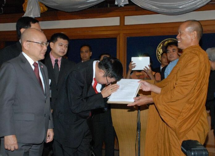 Activist monk Buddha Issara submits a proposal to the NRC calling for a council to monitor the ethics of politicians, 13 Nov 2014.
