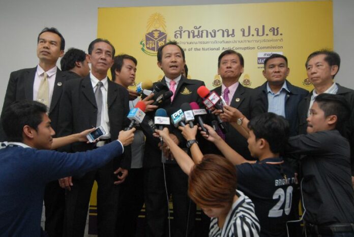 Srisuwan Janya submitted a letter to the National Anti-Corruption Commission, urging the agency to investigate the junta-appointed lawmakers who used the state budget to employ relatives as personal aides on March 3, 2015.