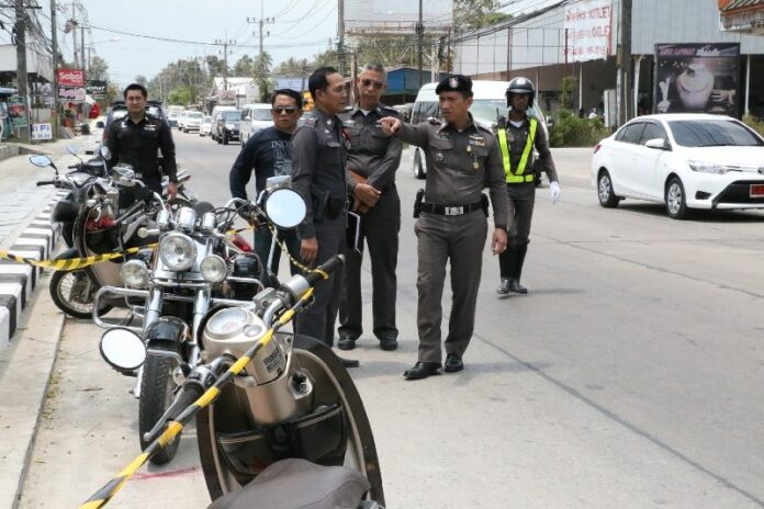 Officers inspect the crime scene where a volunteer policeman exchanged gunfire with a group of police officers on Koh Samui, 6 March 2015.