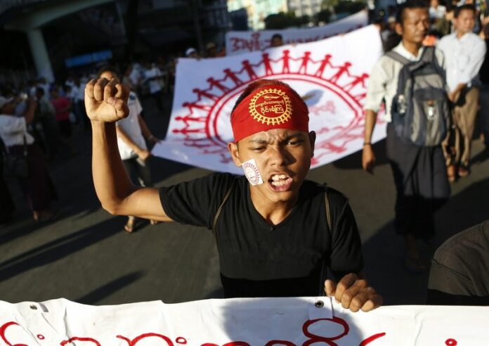 <br />
Protesters shout slogans during a protest march supporting the student protests demanding an amendment to the 'National Education Bill' in Yangon, Myanmar, 04 March 2015. At least five people have been detained in Myanmar as police continued to block about 100 student protesters from marching over education reform. EPA/LYNN BO BO