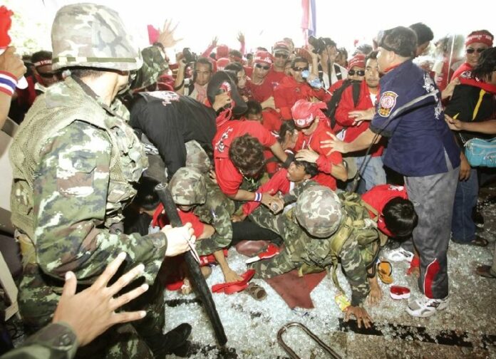 Redshirts storming the hotel on in Pattaya on 11 April 2009.<br />