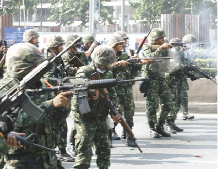 Soldiers fire in the direction of Redshirts on Rama IV Road in Bangkok, 14 May 2010.<br />