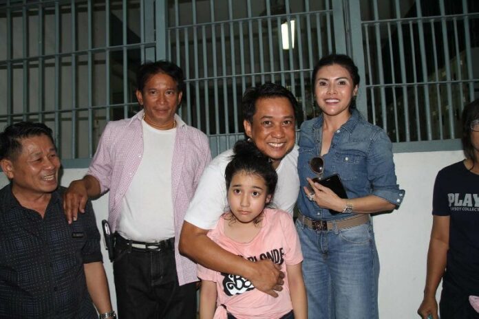 Arisman Pongruangrong, former folk singer and core Redshirt leader, temporarily released on bail, 9 March 2015.