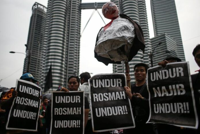 Supporters of Malaysian opposition leader Anwar Ibrahim hold an effigy of Malaysia Prime Minister Najib Razak with placards reading: "Undur Najib (Step down Najib)" and "Undur Rosmah (Step down Rosmah)" during a "Kita Lawan" (Fight Back) rally in Kuala Lumpur, Malaysia, 07 March 2015. Three Malaysian opposition legislators on Tuesday shaved off their hair outside parliament to demand the release of their leader Anwar Ibrahim, who is serving a five-year prison sentence for sodomy. EPA/FAZRY ISMAIL<br />