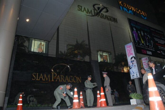 EOD officers collect evidence of the explosion at Siam Paragon shopping mall in Bangkok, 1 February 2015<br />