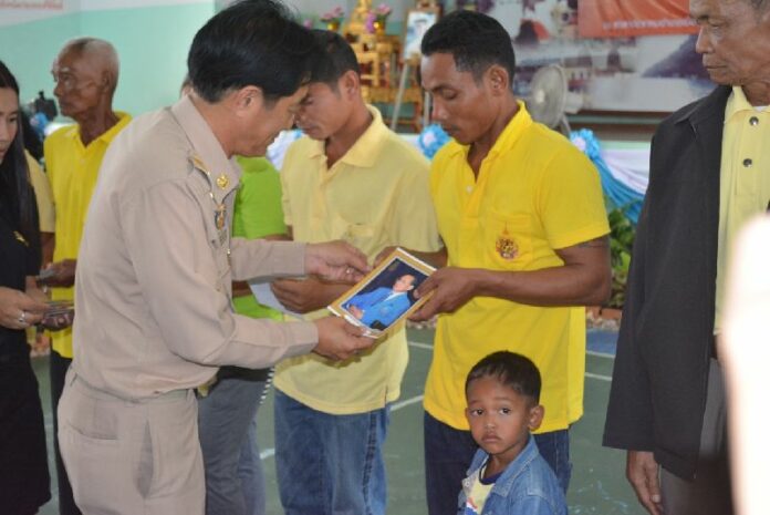 Officials grant Thai citizenship to 24 representatives of those descendants, 12 March 2015.<br />
