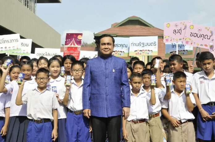 Junta chairman and Prime Minister Prayuth Chan-ocha posed for photo with a group of schoolchildren who visited the Government House in Bangkok, 10 March 2015
