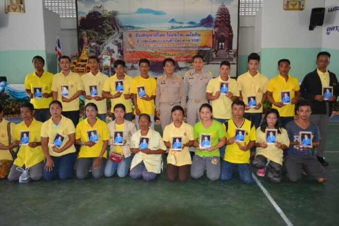 Twenty-four descendants of people who lived in Siam territory that later became Burma were granted Thai citizenship on 12 March 2015.