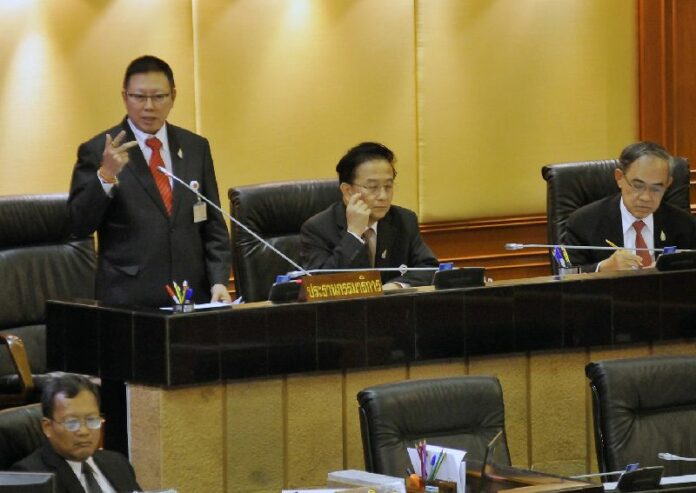 CDC chairperson Bowornsak Uwanno briefs the National Reform Council about the constitution drafting, 10 March 2015