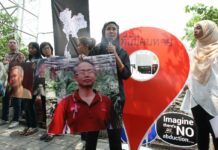 Former Human Rights Commissioner Wins Magsaysay Award Activists, center Angkhana Neelapaijit, mark the 11th anniversary of the abduction of human rights lawyer Somchai Neelapaijit in Bangkok, 12 March 2015.
