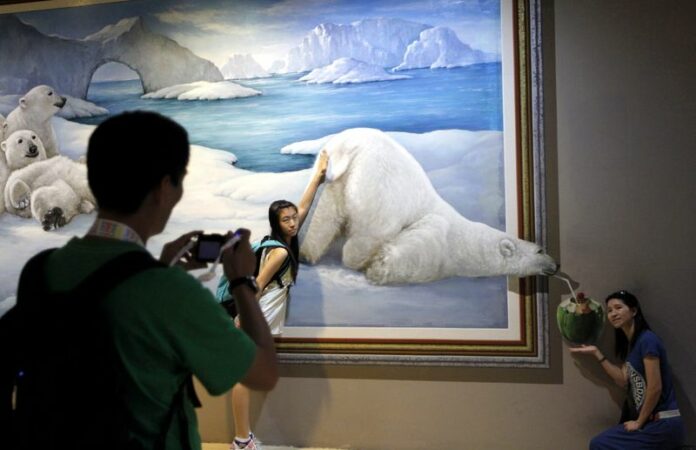 A file photo from 14 August 2012 shows Chinese tourists posing at the Art in Paradise museum in Pattaya, Chonburi province, Thailand, 08 August 2012. Thai authorities were mulling further etiquette training for tourists as the latest images surfaced on social media of Chinese visitors breaching Thai taboos. EPA/RUNGROJ YONGRIT<br />