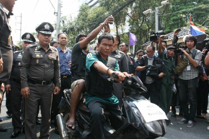 Police bring suspects to "reenact" grenade attack on Criminal Court house, 13 March 2015.<br />