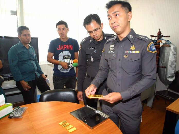 Police with the gold bars that allegedly belong to the brother of former princess Srirasmi Suwadee, 13 March 2015.
