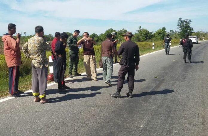 military and police officers inspect crime scene on a road in Pattani where two civilians were injured by gunfire from unidentified assailants, 14 March 2015<br />