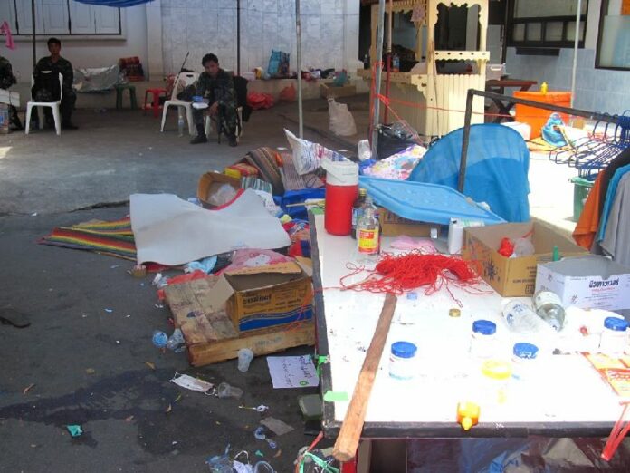 Soldiers occupy the first aid station previously manned by medics in Wat Pathum Temple, 21 May 2010.
