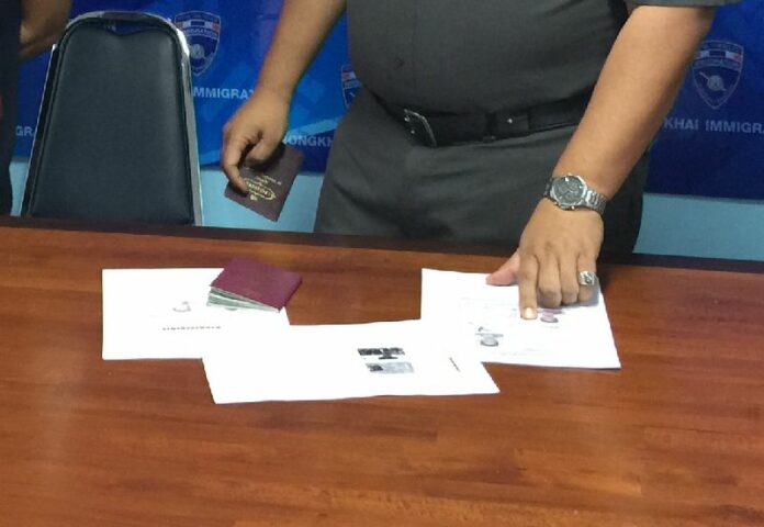 Police in Nong Khai province comparing the two passports at a press conference on 16 March 2015.