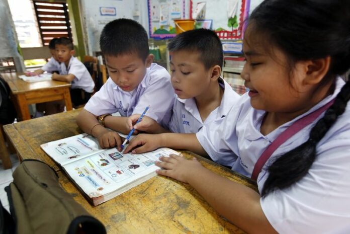 Thai schoolchildren during an English language lesson at Watthatthong Primary School in Bangkok, Thailand, 02 March 2015. When South-East Asia introduces a common economic market in December, job-seekers throughout the region will face more competition, with English-language skills in higher demand. EPA/BARBARA WALTON<br />