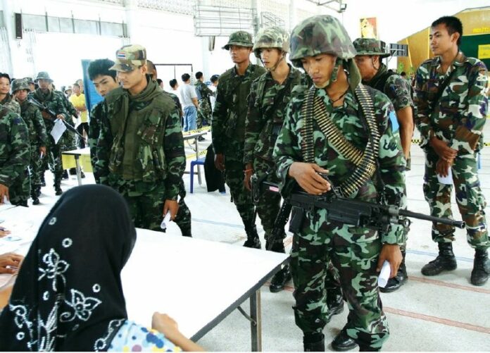 Soldiers in Yala province vote in the referendum on the 2007 charter.<br />