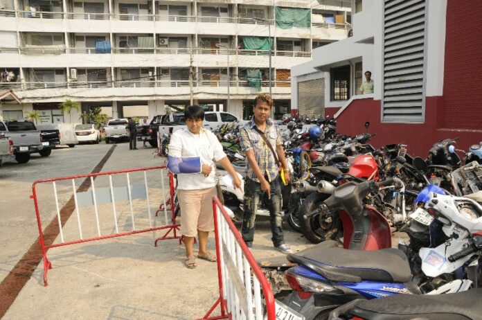 Suchin Sukprasert and his sister pointing to where the stolen motorcycle was parked in Mueang Suphan Buri Police Station, 18 March 2015.
